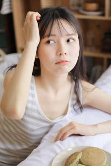 把她的一条腿举过头顶
